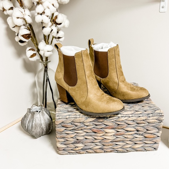 Kenneth Cole Reaction Taupe Brown Heeled Chelsea Booties Size 8 - Picture 1 of 8